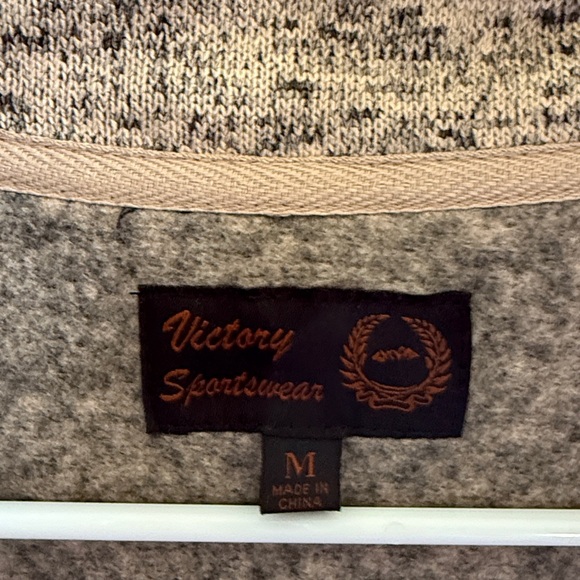 Men's size medium victory sportswear vest, three zipper pockets. EUC - Picture 2 of 4